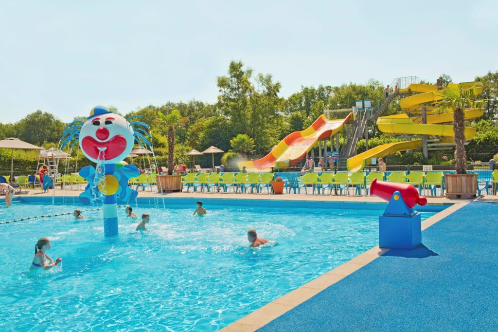 Zwembad met waterglijbanen van het vakantiepark De Kleine Wolf in Stegeren in Overijssel