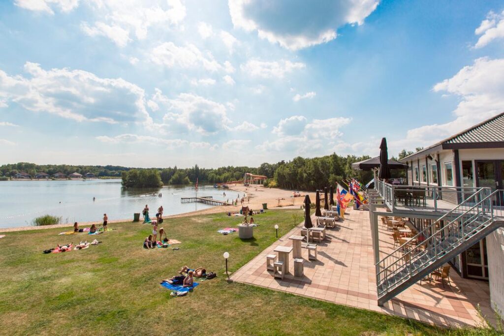 Uitzicht op de recreatieplas bij vakantiepark Landal De Vlegge in Sibculo in Overijssel