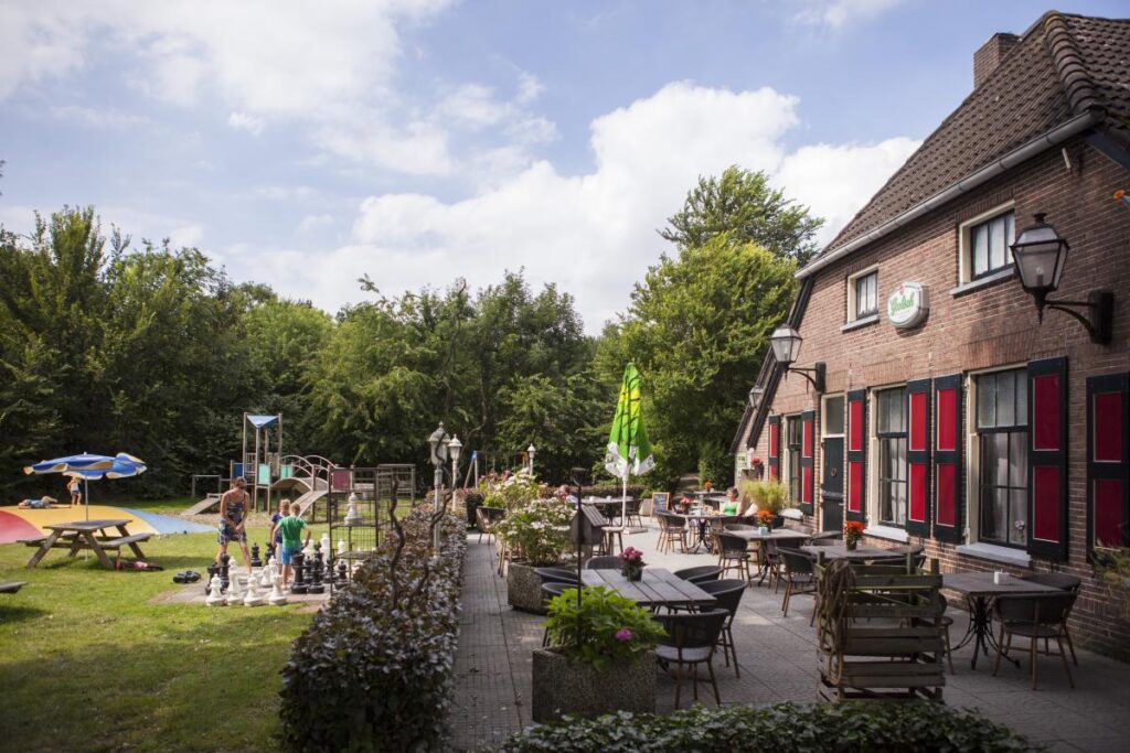 Terras en speeltuin van het kindvriendelijke vakantiepark Sallandshoeve in NIeuw Heeten in Overijssel