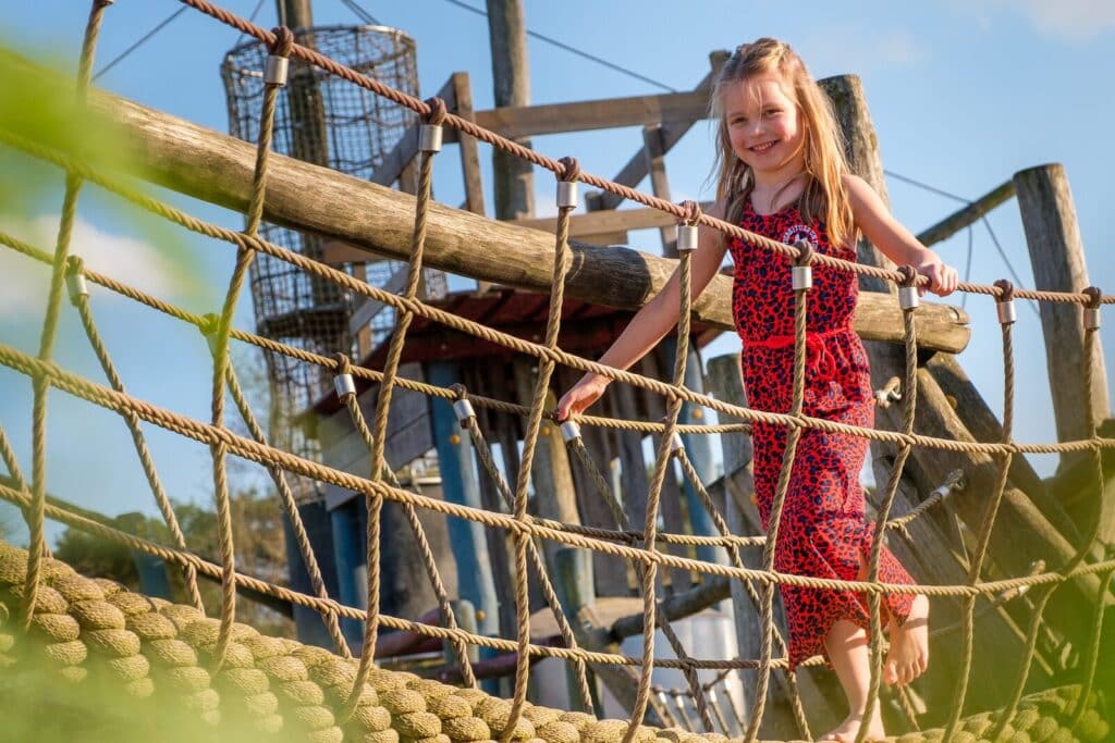 Meisje in de avonturenspeeltuin van het kindvriendelijke vakantiepark Beerze Bulten in Overijssel