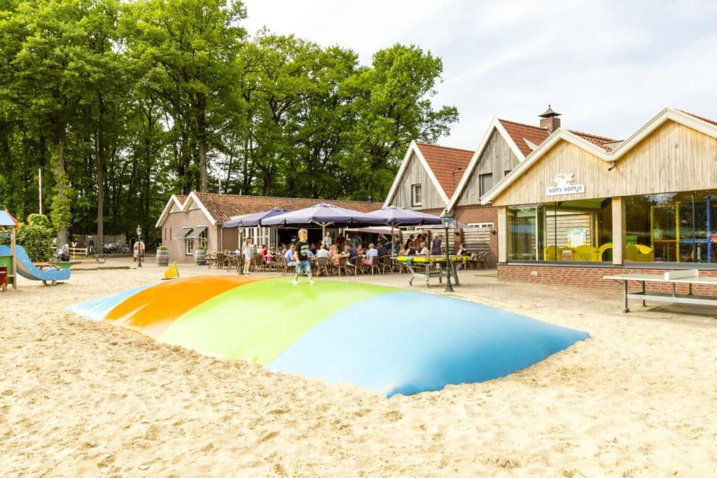 Speeltuin en terras van Camping De Witte Berg in Ootmarsum in Overijssel