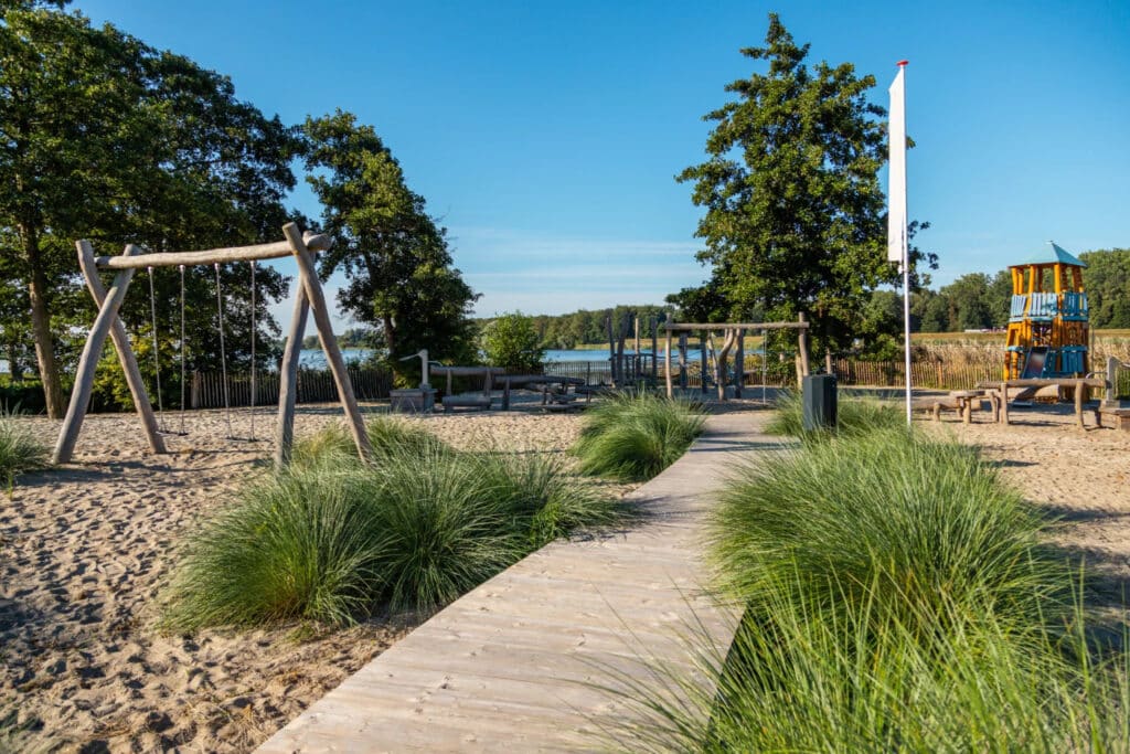 Speeltuin met schommels op EuroParcs De IJssel Eilanden in Kampen in Overijssel