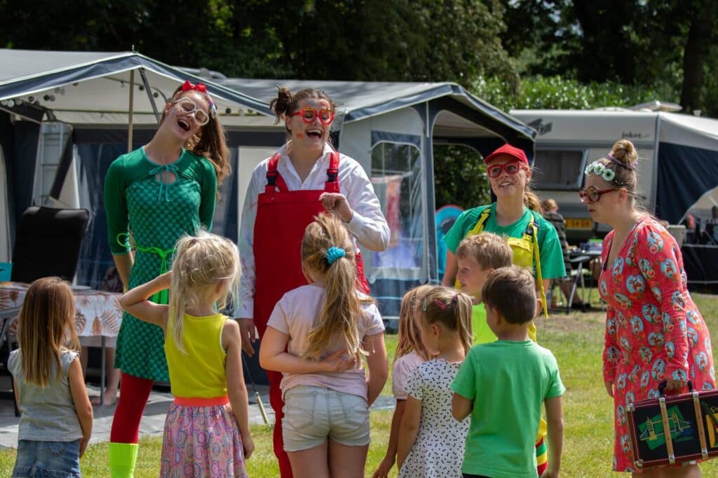 Animatieteam met luisterende kinderen op de Familiecamping De Noetselerberg in Nijverdal in Overijssel