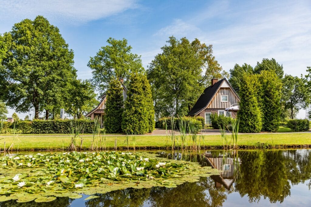 Twee villa's met waterpartij op de voorgrond gelegen op het vakantiepark Hof van Salland in Hellendoorn in Overijssel