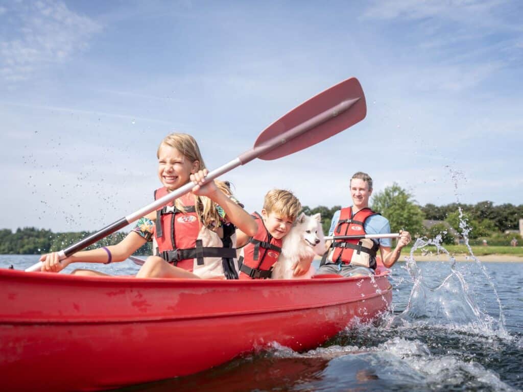 Vader met kinderen in kano bij Landal Waterresort Blocksyl in Blokzijl in Overijssel