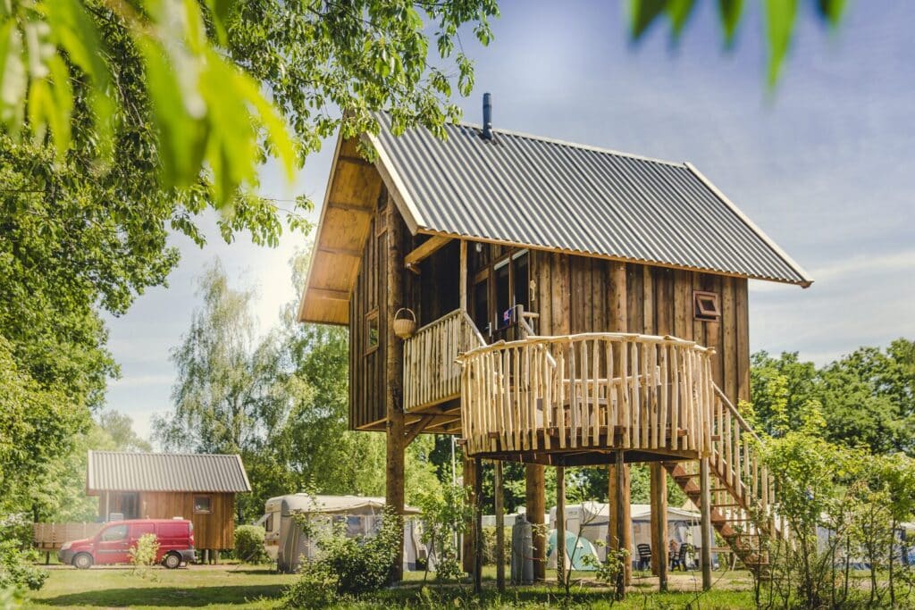 Prachtige boomhut op het kindvriendelijke Vakantiepark Mölke in Zuna in Overijssel