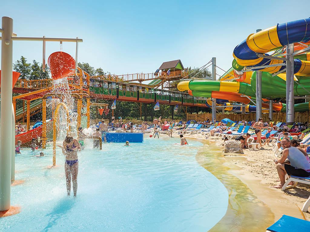 Waterspeeltuin en waterglijbanen van het Sunny Beach van Vakantiepark Slagharen in Overijssel