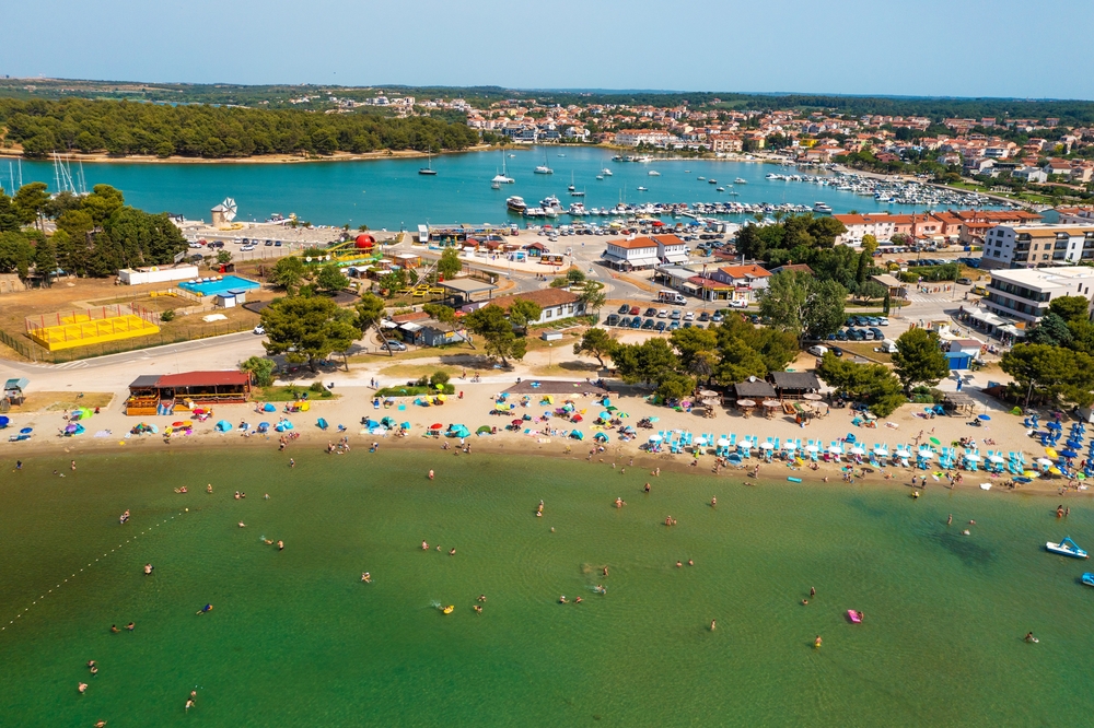 Bijeca Beach Medulin Kroatie shutterstock 2176998859, Te doen met kinderen in Kroatië