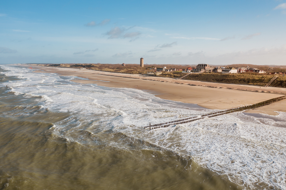 Strand van Domburg Nederland Zeeland shutterstock 1648561765, zeeland met kinderen