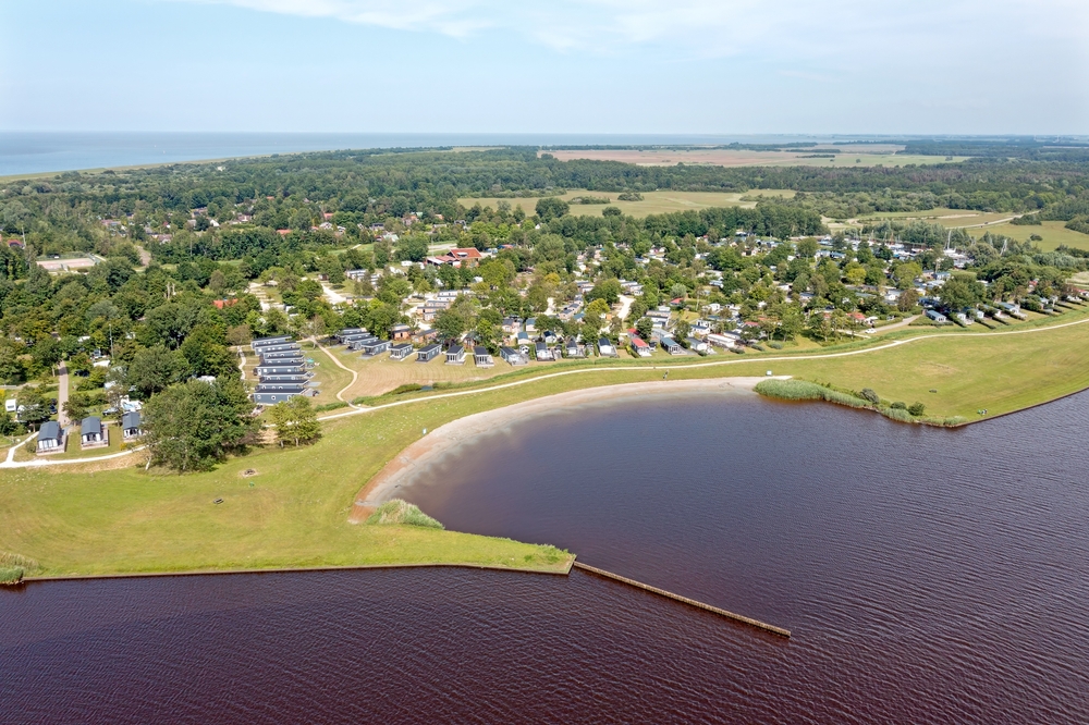 Lauwersoog Groningen shutterstock 2170720421, Kindvriendelijke zwemlocaties in Nederland