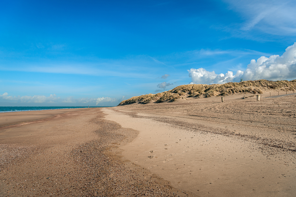 strand ouddorp shutterstock 1667880928, Kindvriendelijke zwemlocaties in Nederland